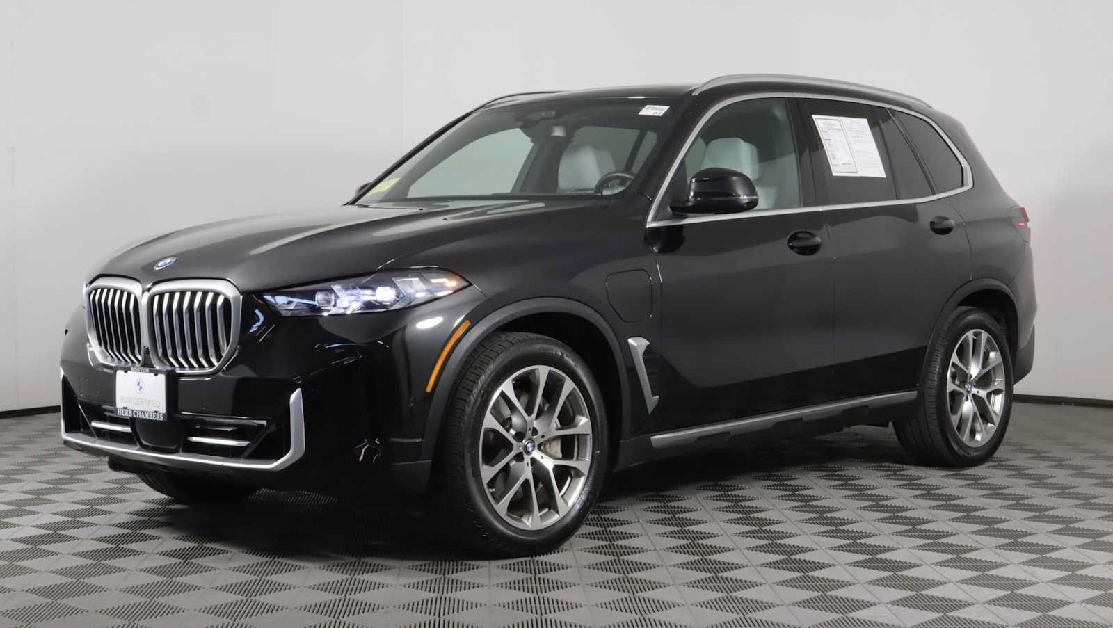 Used 2025 BMW X5 xDrive50e AWD/4WD image 3