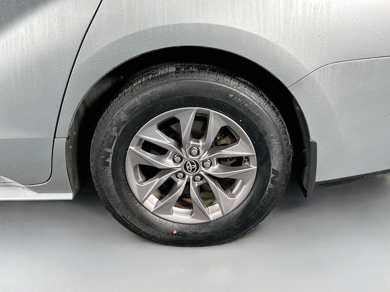 Used 2025 Toyota Sienna XLE w/ XLE Plus Package AWD/4WD image 32