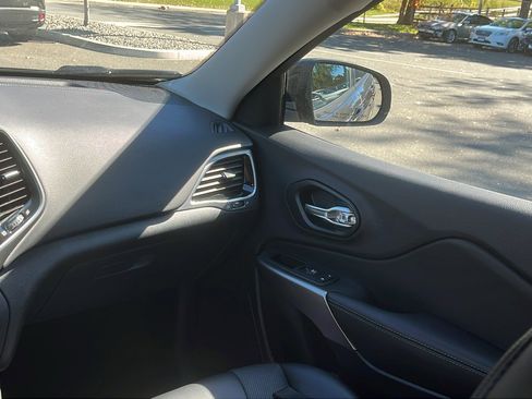 Used 2022 Jeep Cherokee Limited image 22