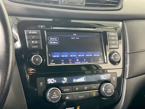 Used 2020 Nissan Rogue SV image 14