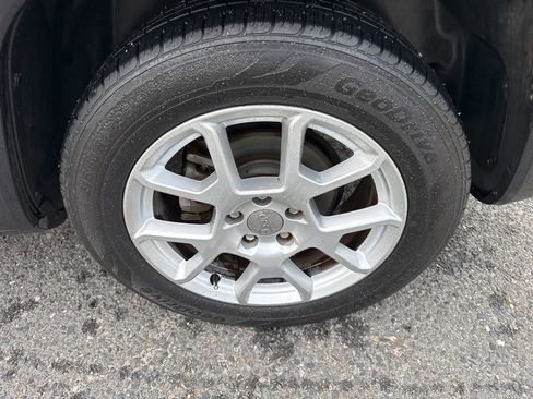 Used 2019 Jeep Renegade Latitude image 10