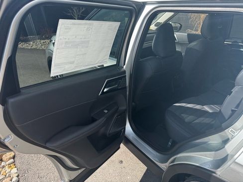 New 2025 Mitsubishi Outlander SE image 18