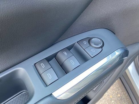 Used 2026 Chevrolet Traverse LT FWD image 18