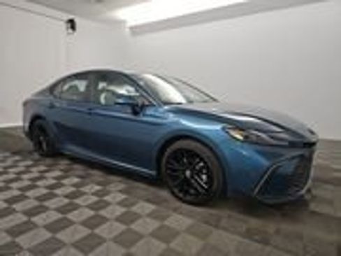 Certified 2025 Toyota Camry SE image 1