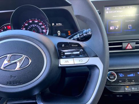 Used 2022 Hyundai Elantra SEL image 25