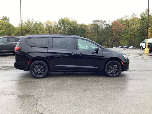 New 2026 Chrysler Pacifica Limited w/ S Appearance Package image 8