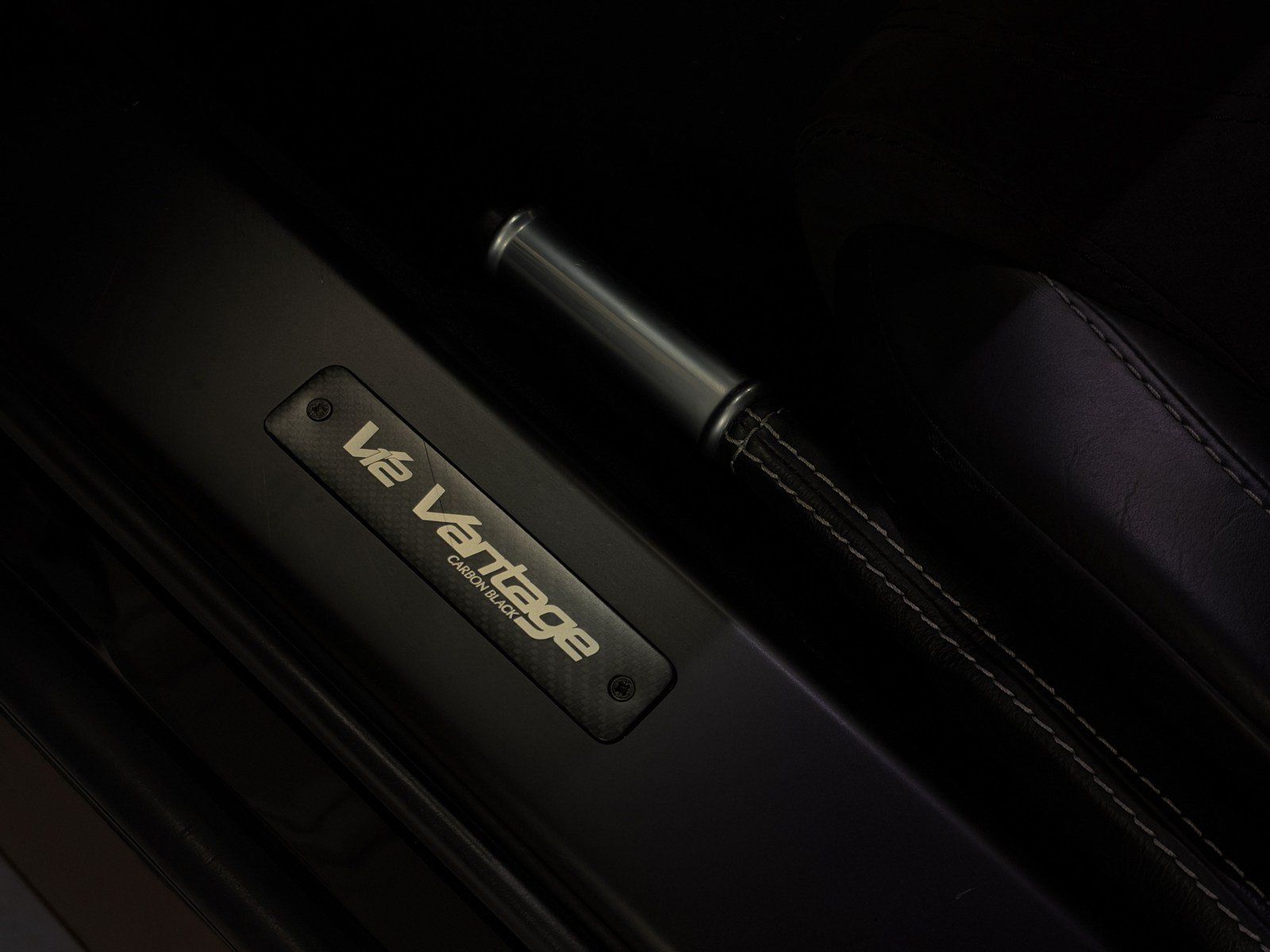 Used 2011 Aston Martin V12 Vantage Carbon Black RWD image 23