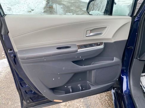 Used 2022 Toyota Sienna XLE w/ XLE Plus Package image 22