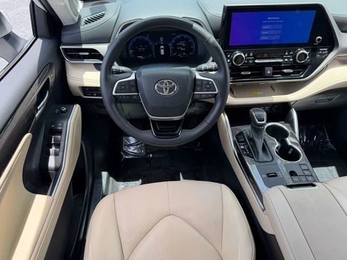 Used 2023 Toyota Highlander Limited FWD image 13