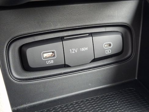 Certified 2025 Hyundai Venue SEL image 27