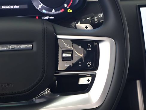 New 2025 Land Rover Range Rover SE AWD/4WD image 17