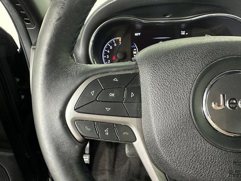 Used 2018 Jeep Grand Cherokee Laredo AWD/4WD image 14