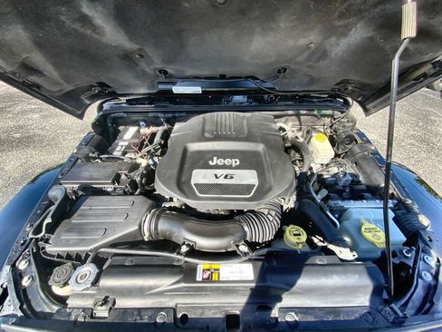 Used 2016 Jeep Wrangler Sahara w/ Connectivity Group AWD/4WD image 17