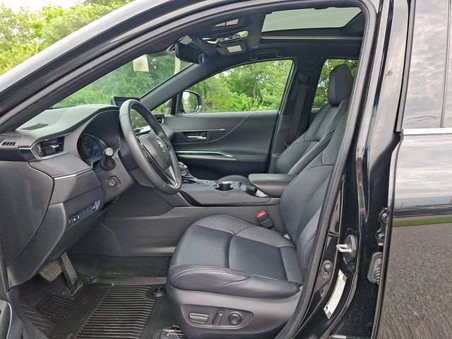 Used 2024 Toyota Venza Nightshade AWD/4WD image 13