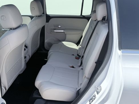 Used 2025 Mercedes-Benz GLB 250 image 33