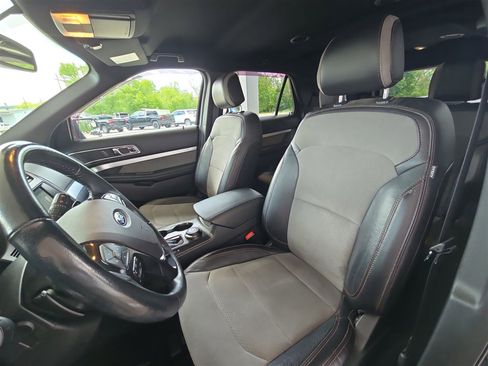 Used 2017 Ford Explorer XLT w/ Equipment Group 202A AWD/4WD image 18