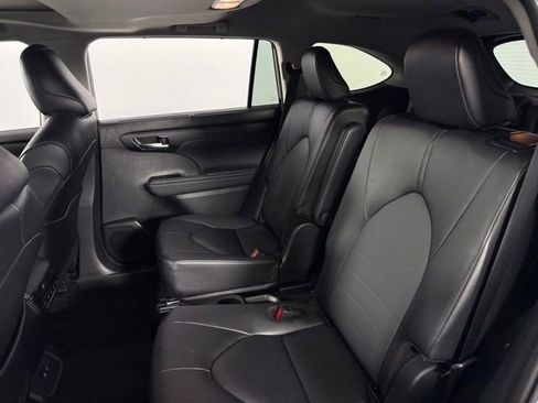 Used 2025 Toyota Highlander XLE FWD image 16