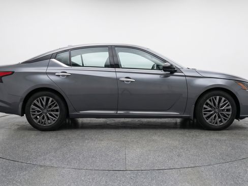 Used 2025 Nissan Altima 2.5 SV FWD image 11