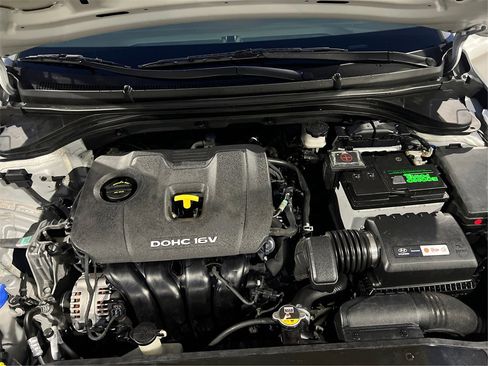 Used 2017 Hyundai Elantra SE image 12