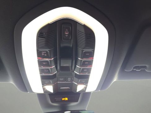 Used 2021 Porsche Macan S image 24