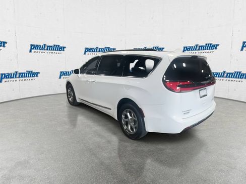 Used 2022 Chrysler Pacifica Limited AWD/4WD image 8