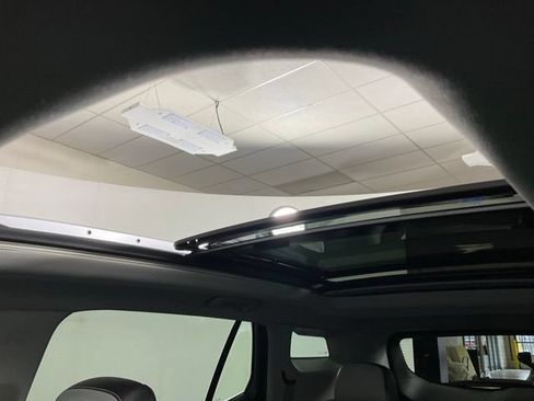 Used 2024 GMC Terrain SLT w/ LPO, Floor Liner Package AWD/4WD image 18