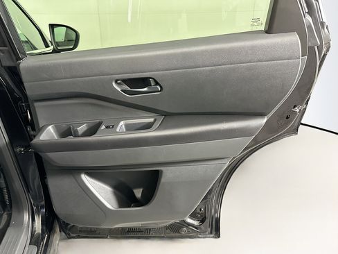 Used 2024 Nissan Pathfinder S image 29