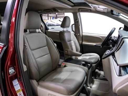 Used 2017 Toyota Sienna XLE Premium image 35