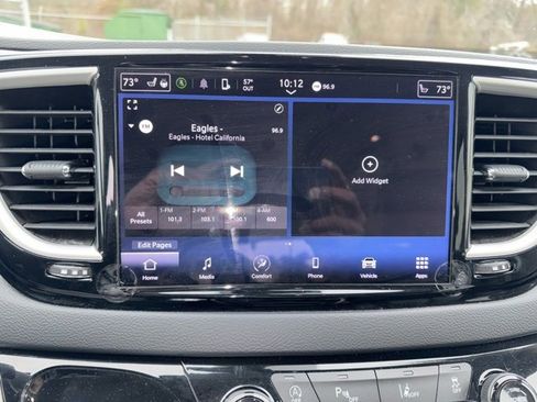 Used 2023 Chrysler Pacifica Touring-L image 13