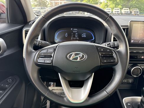 Used 2025 Hyundai Venue SEL FWD image 13