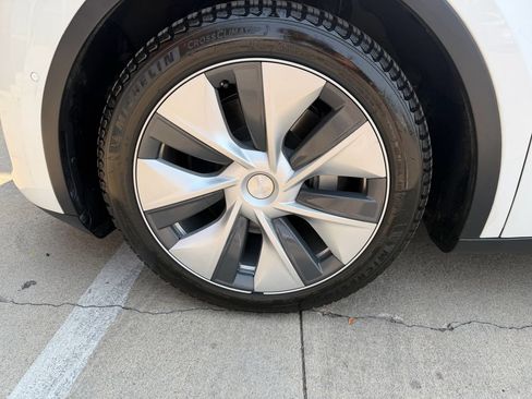 Used 2022 Tesla Model Y Long Range AWD/4WD image 46