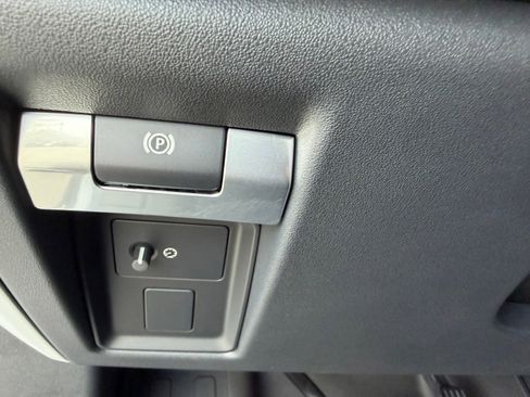 New 2026 Land Rover Defender 110 X-Dynamic SE image 21