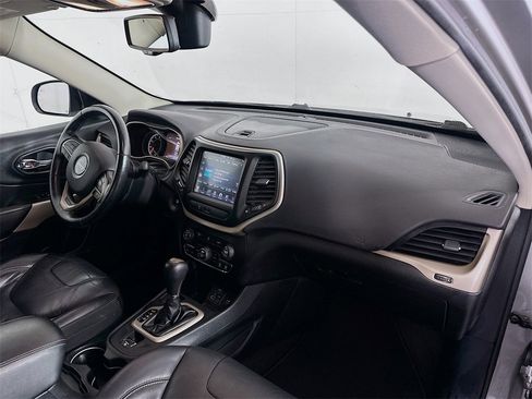 Used 2018 Jeep Cherokee Limited image 27