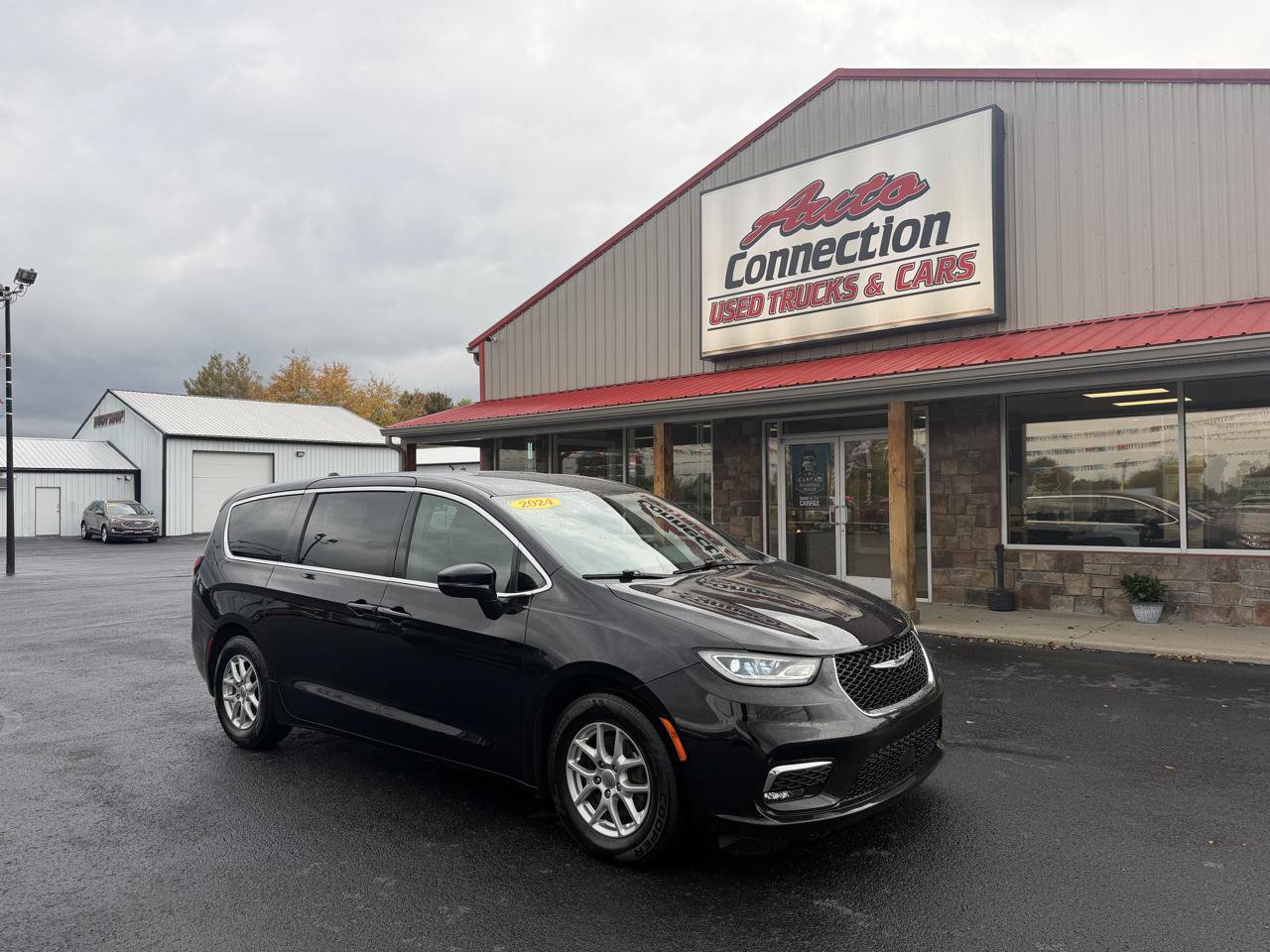 Used 2024 Chrysler Pacifica Touring FWD image 1