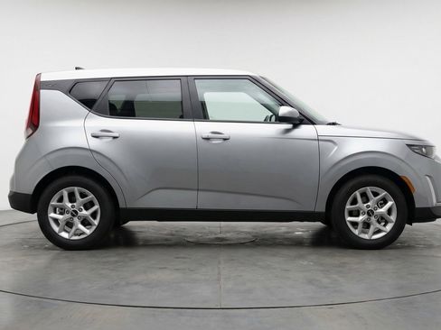 Used 2025 Kia Soul LX w/ LX Technology Package FWD image 11