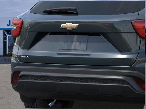 New 2026 Chevrolet Trax LS w/ LS Convenience Package FWD image 16
