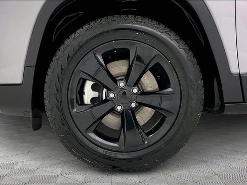 Used 2021 Jeep Cherokee Latitude Plus AWD/4WD image 23