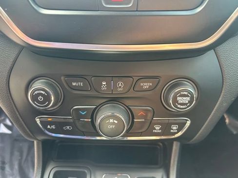 Used 2019 Jeep Cherokee Latitude w/ Popular Appearance Group FWD image 27