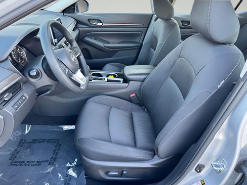 Used 2024 Nissan Altima 2.5 SV FWD image 8