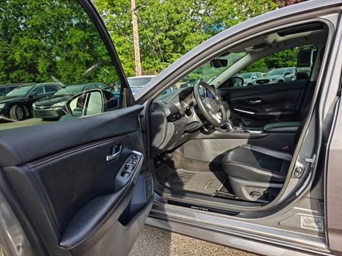 Used 2022 Nissan Sentra SR w/ SR Premium Package FWD image 11