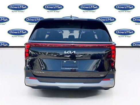 Used 2025 Kia Carnival FWD image 6