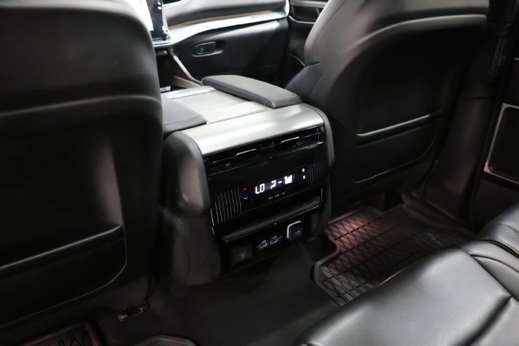 Used 2025 Jeep Wagoneer 4WD w/ Premium Group I image 34