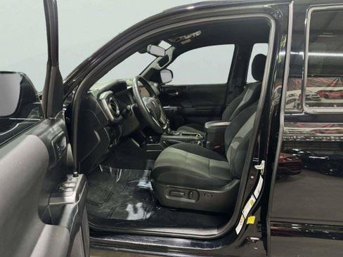 Used 2020 Toyota Tacoma TRD Off-Road w/ Technology Package AWD/4WD image 15
