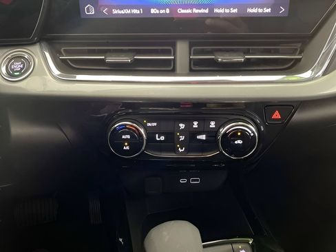 Used 2025 Chevrolet Trax LT FWD image 46