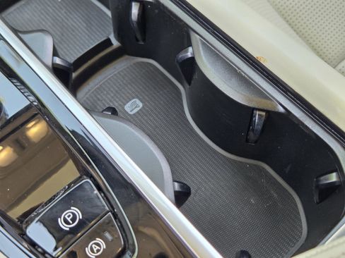 Certified 2025 Volvo XC90 B5 Ultra w/ Protection Package Premier image 21