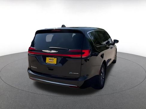 Used 2023 Chrysler Pacifica Touring-L FWD image 14