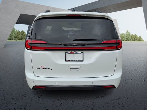 Used 2025 Chrysler Pacifica Limited FWD image 5