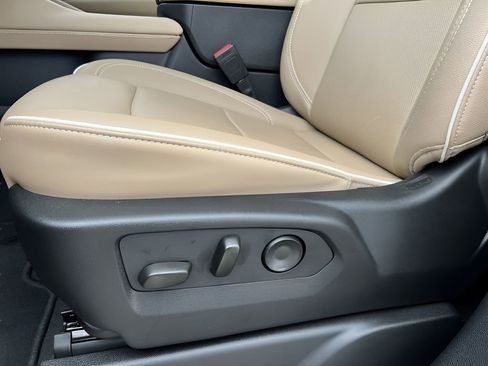 Used 2024 Chevrolet Suburban Premier image 16