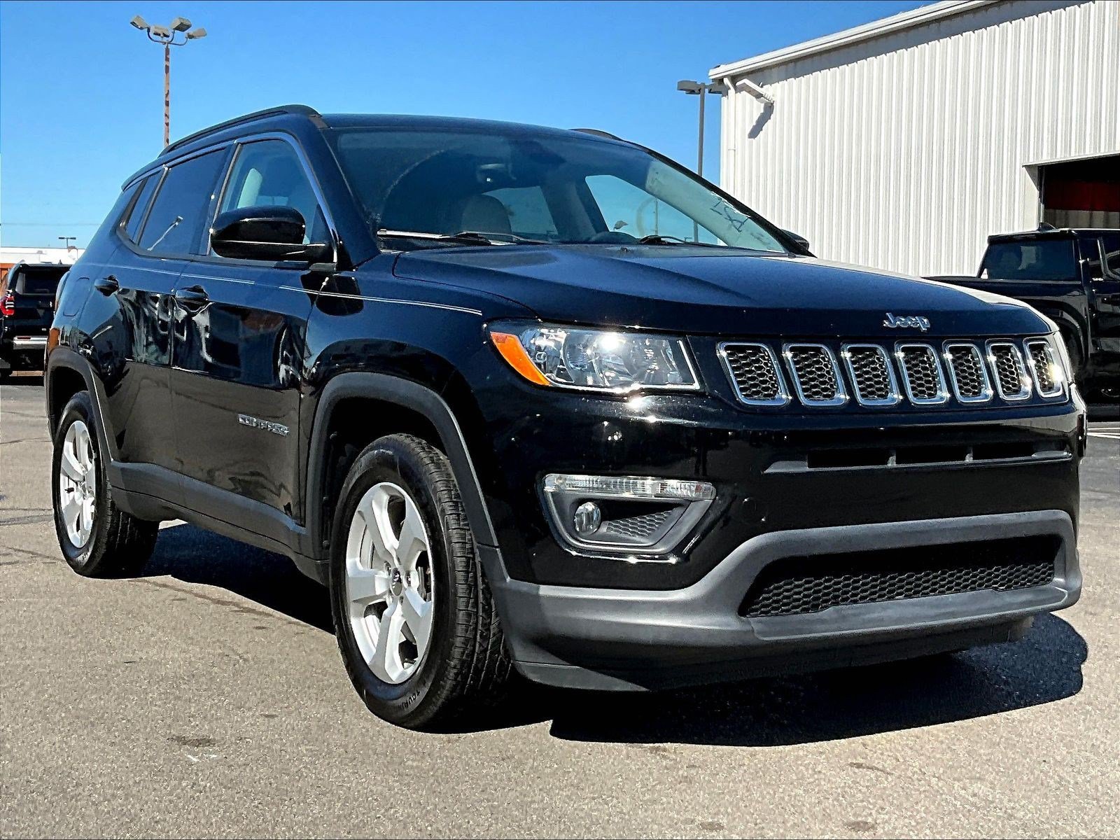Used 2018 Jeep Compass Latitude w/ Popular Equipment Group FWD image 3