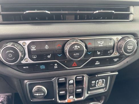 Used 2025 Jeep Wrangler Unlimited Sahara image 16